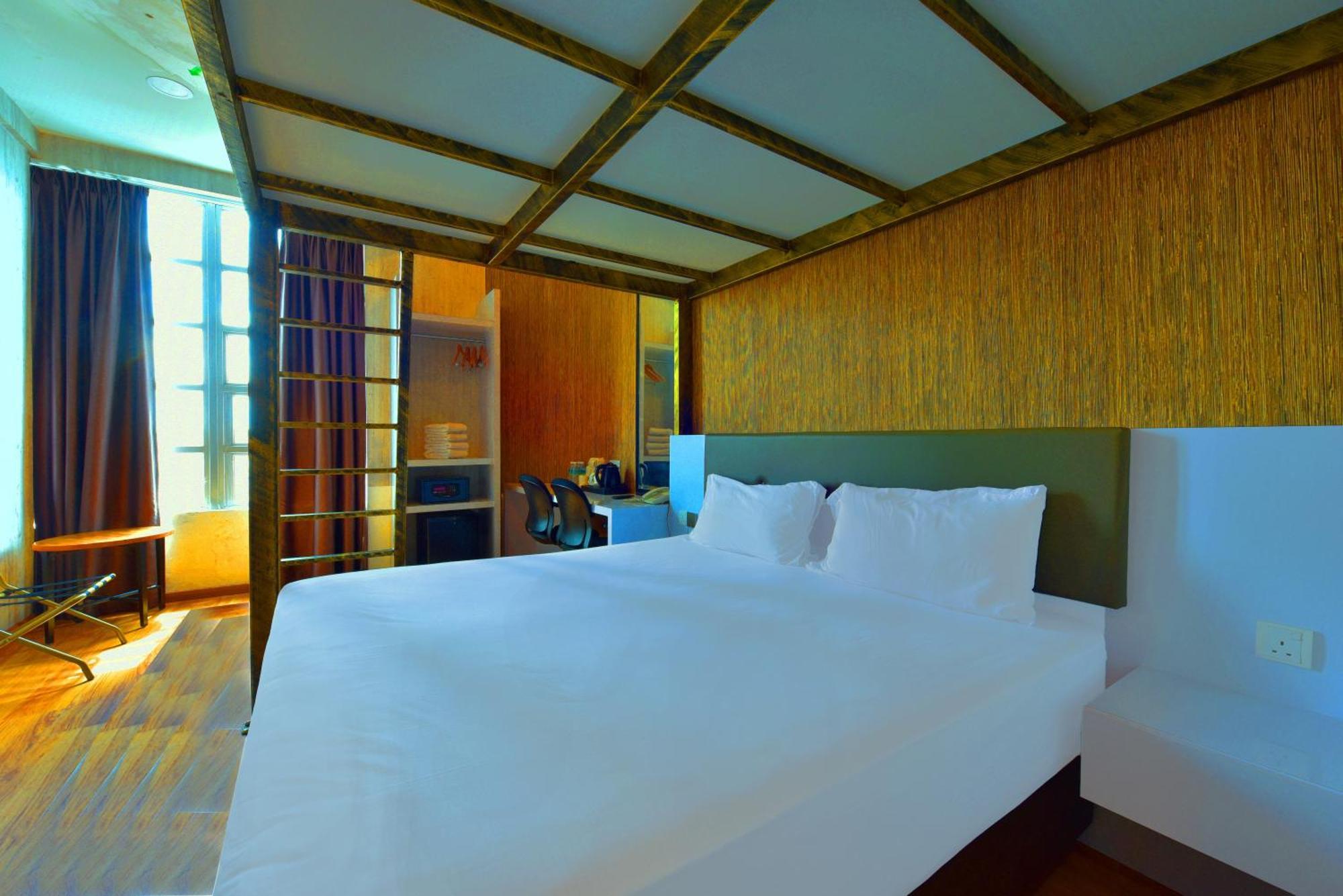Holmes Johor Jaya Hotel 4*