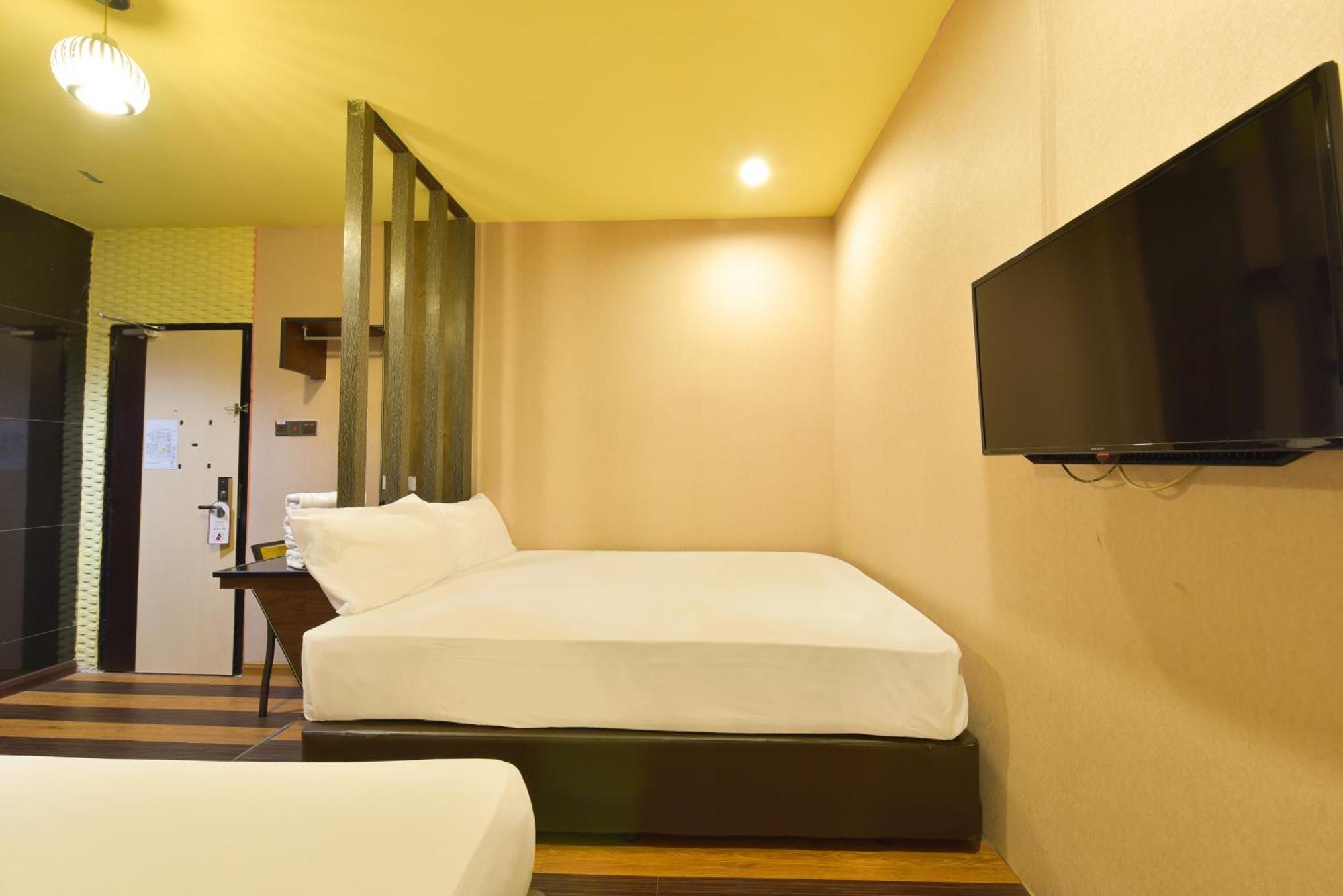 Holmes Johor Jaya Hotel 4*