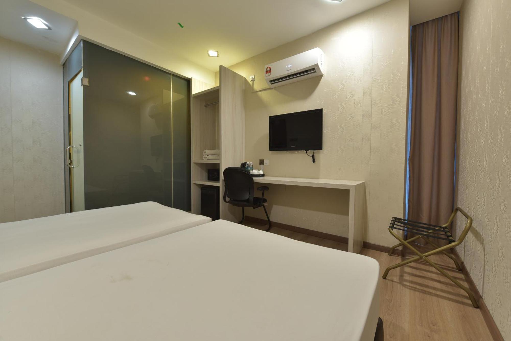 Holmes Johor Jaya Hotel 4*