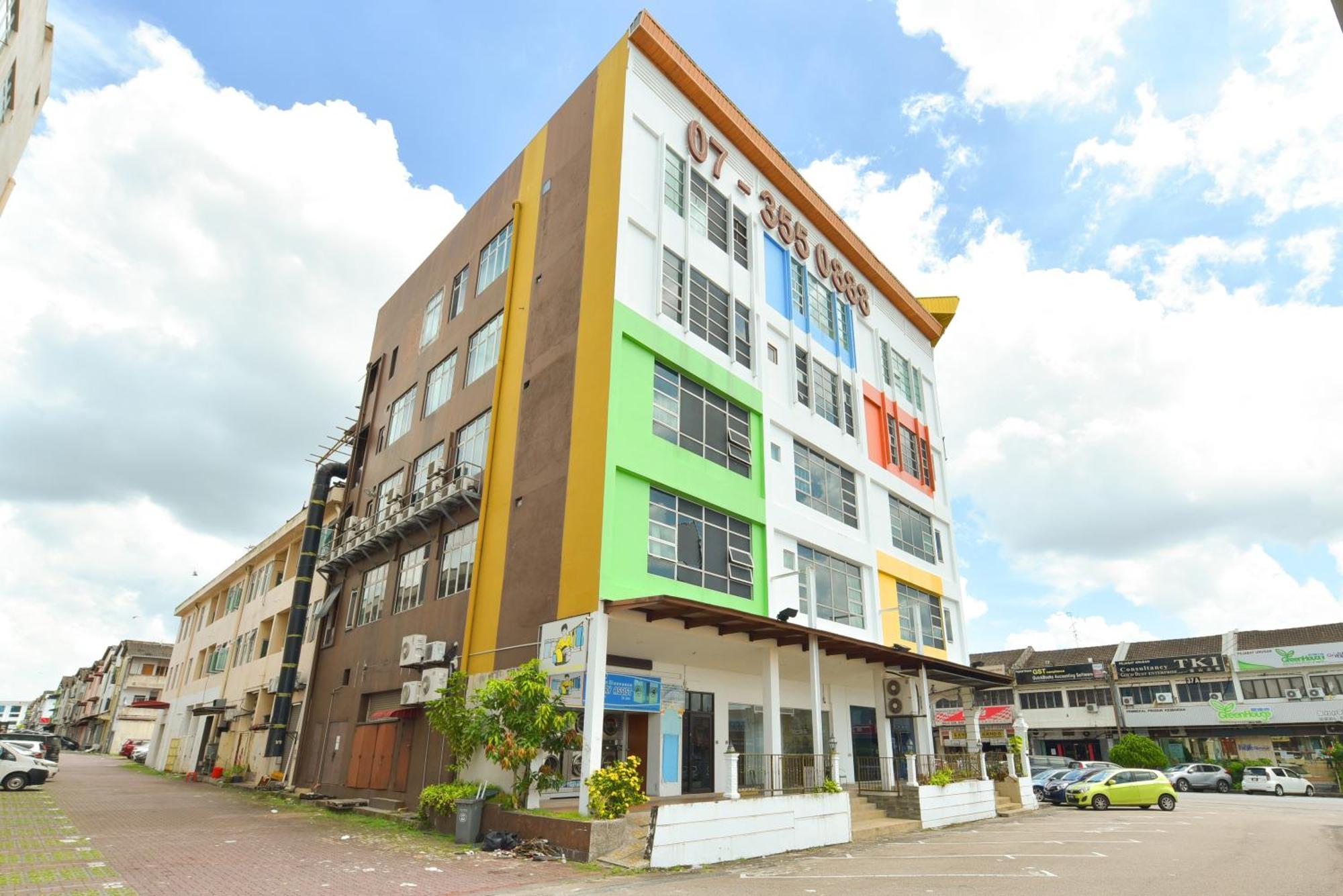 Holmes Johor Jaya Hotel 4*